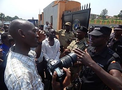 Uganda-journalists-confront-police